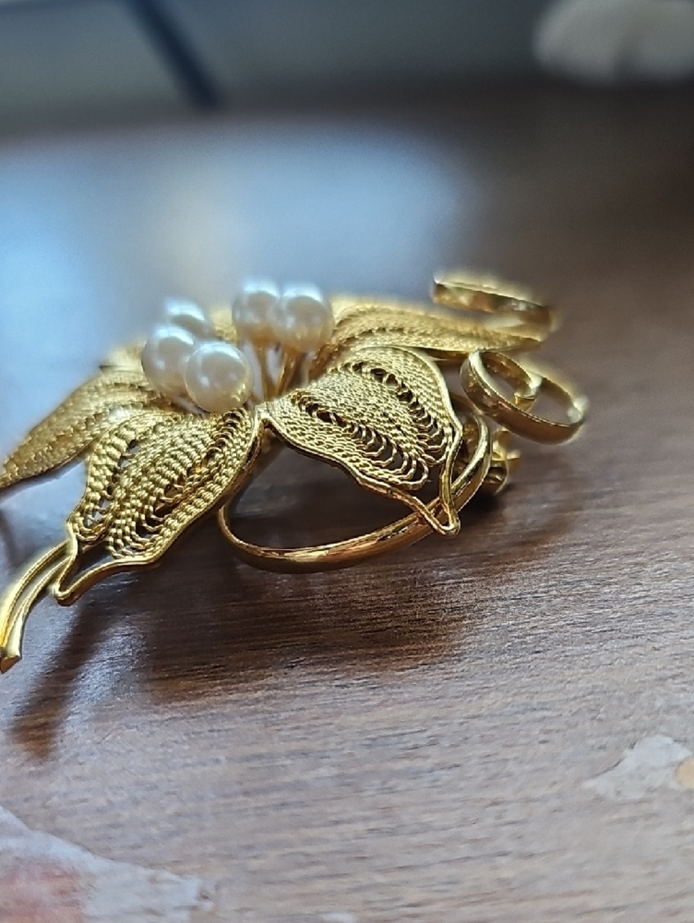 EUC Mid Century Modern Gold Filigree Flower Brooch with Pearl Accents 2 1/2" - Picture 3 of 5